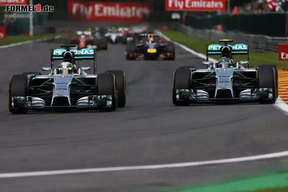 Foto zur News: Lewis Hamilton (Mercedes) und Nico Rosberg (Mercedes)