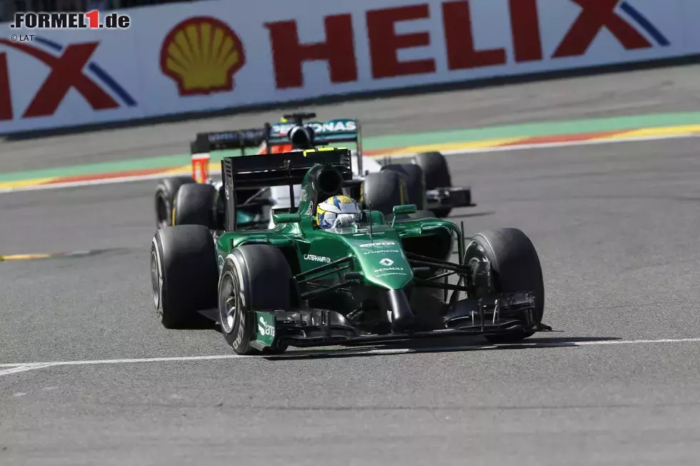 Foto zur News: Marcus Ericsson (Caterham) und Lewis Hamilton (Mercedes)