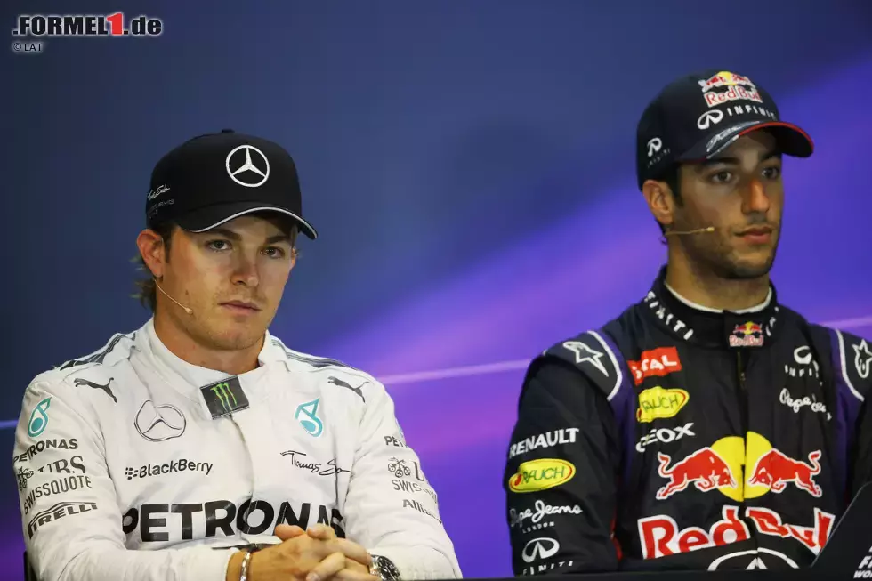 Foto zur News: Nico Rosberg (Mercedes) und Daniel Ricciardo (Red Bull)