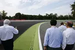 Foto zur News: FIA-Rennleiter Charlie Whiting inspiziert die Parabolica-Auslaufzone