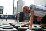 Foto zur News: McLaren-Mechaniker beschriftet Pirelli-Reifen