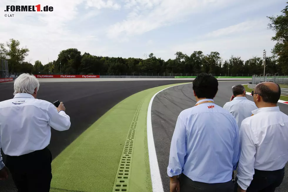 Foto zur News: FIA-Rennleiter Charlie Whiting inspiziert die Parabolica-Auslaufzone