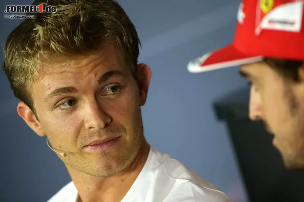 Foto zur News: Nico Rosberg (Mercedes) und Fernando Alonso (Ferrari)