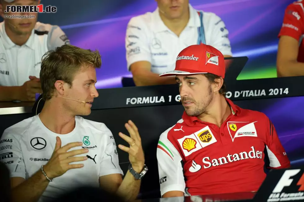 Foto zur News: Nico Rosberg (Mercedes) und Fernando Alonso (Ferrari)