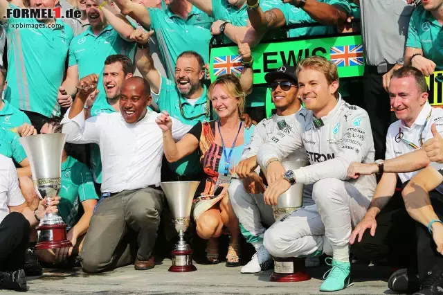 Foto zur News: Lewis Hamilton und Nico Rosberg (Mercedes AMG Petronas Formula One Team)