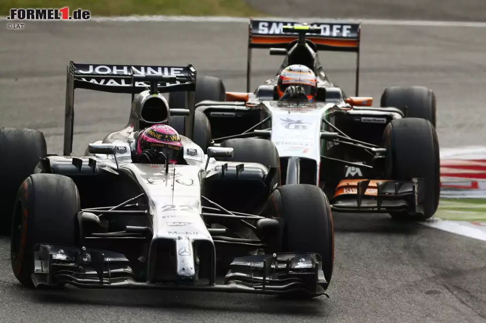 Foto zur News: Jenson Button (McLaren) und Sergio Perez (Force India)