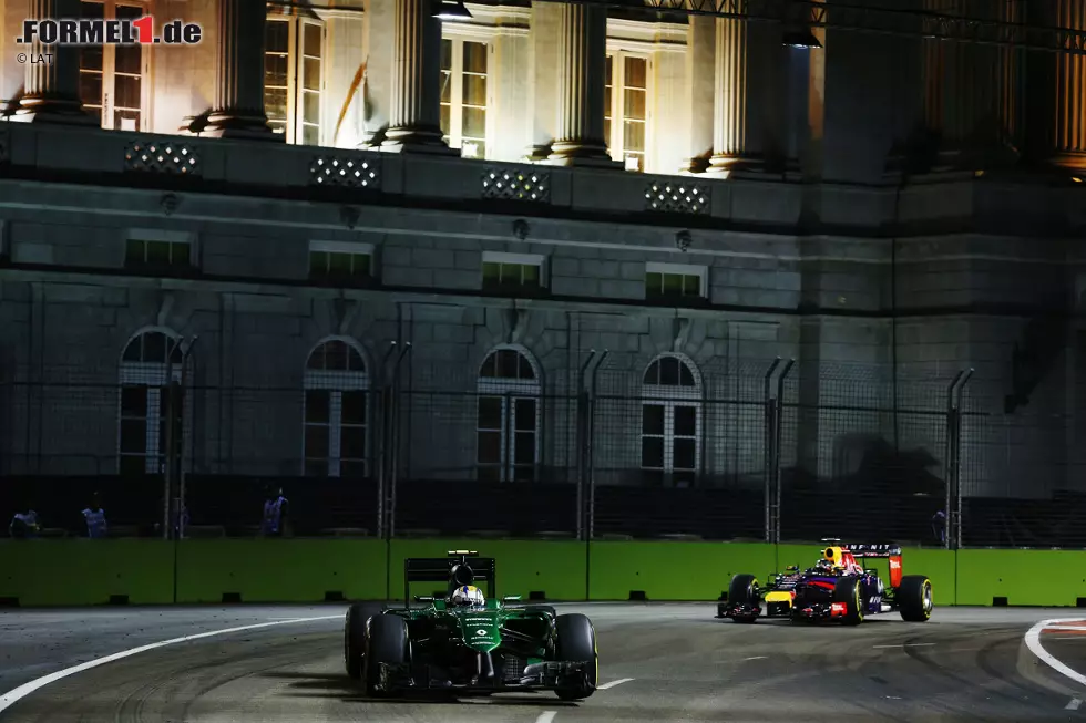 Foto zur News: Marcus Ericsson (Caterham) und Sebastian Vettel (Red Bull)