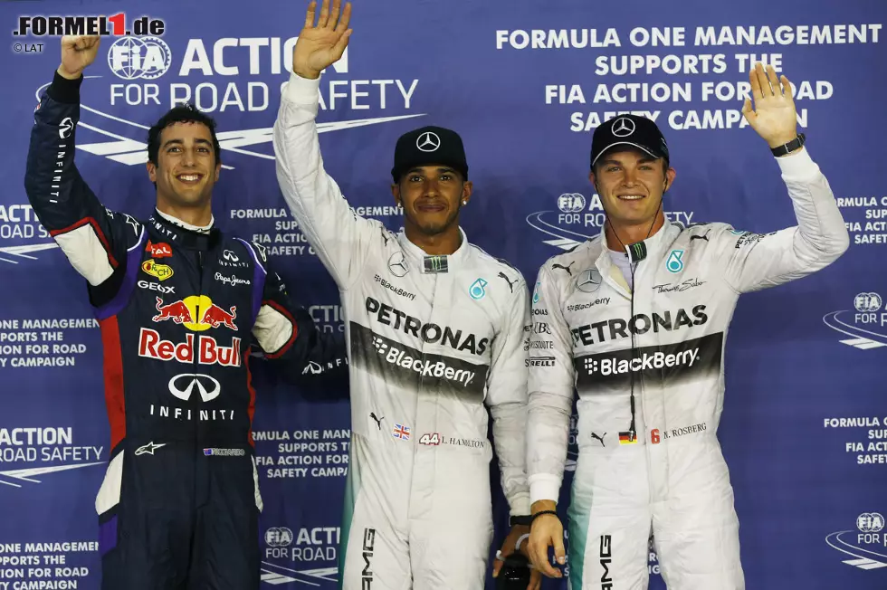 Foto zur News: Lewis Hamilton (Mercedes) auf Pole-Position, dahinter Nico Rosberg (Mercedes) und Daniel Ricciardo (Red Bull)