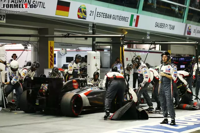 Foto zur News: Das Sauber-Team erlebte einen schwarzen Tag, beide Fahrer des Teams sahen die Zielflagge nicht.