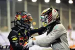 Foto zur News: Sebastian Vettel (Red Bull) und Lewis Hamilton (Mercedes)