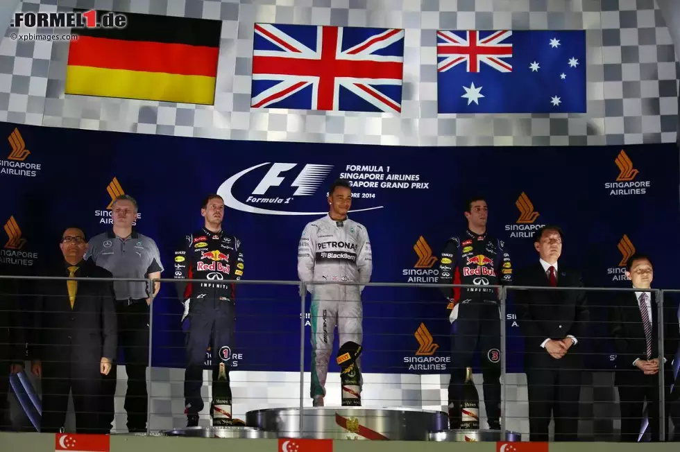 Foto zur News: Lewis Hamilton (Mercedes), Sebastian Vettel (Red Bull) und Daniel Ricciardo (Red Bull)