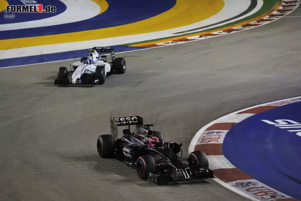 Foto zur News: Jenson Button (McLaren) und Valtteri Bottas (Williams)