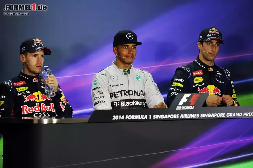 Foto zur News: Sebastian Vettel (Red Bull), Lewis Hamilton (Mercedes) und Daniel Ricciardo (Red Bull)