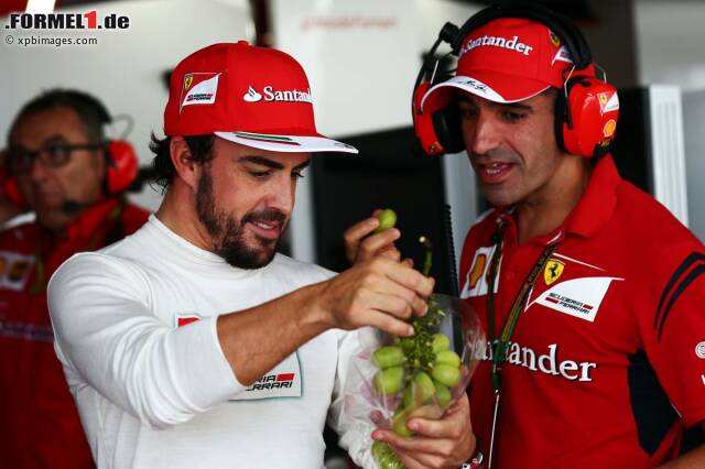 Foto zur News: Fernando Alonso und Marc Gene (Scuderia Ferrari)