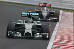 Foto zur News: Nico Rosberg (Mercedes) und Adrian Sutil (Sauber)