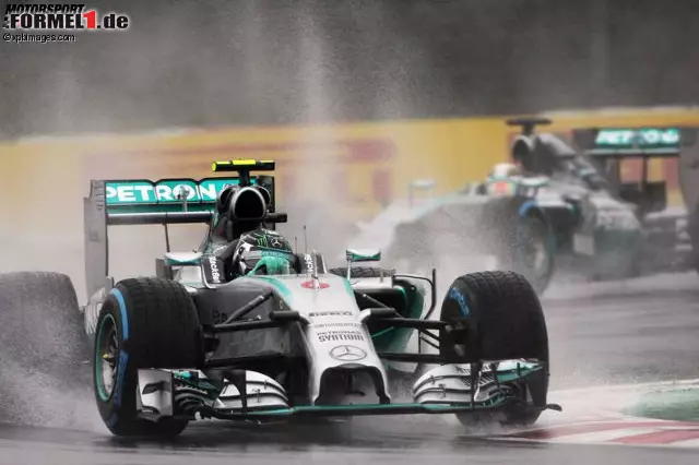 Foto zur News: Nico Rosberg und Lewis Hamilton (Mercedes AMG Petronas Formula One Team)