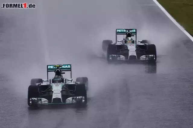 Foto zur News: Nico Rosberg und Lewis Hamilton (Mercedes AMG Petronas Formula One Team)