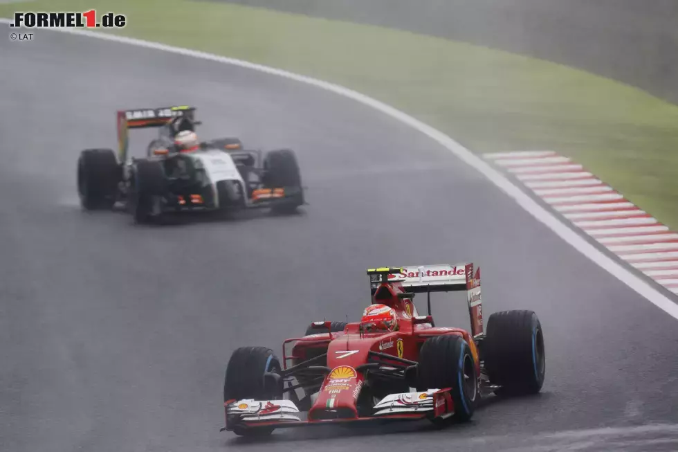 Foto zur News: Kimi Räikkönen (Ferrari) und Sergio Perez (Force India)