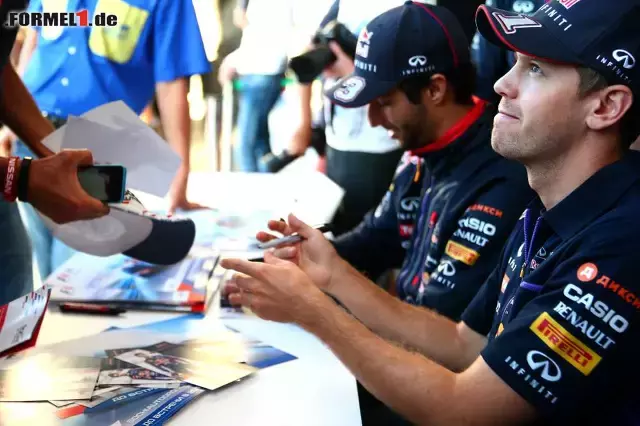 Foto zur News: Sebastian Vettel und Daniel Ricciardo (Infiniti Red Bull Racing)