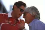 Foto zur News: Graeme Lowdon (Marussia) und Bernie Ecclestone