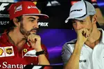 Foto zur News: Fernando Alonso (Ferrari) und Jenson Button (McLaren)