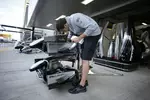 Foto zur News: McLaren-Mechaniker bei der Arbeit