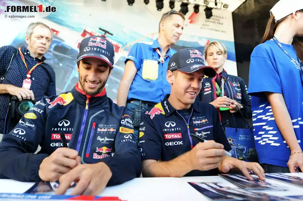 Foto zur News: Daniel Ricciardo (Red Bull) und Sebastian Vettel (Red Bull)