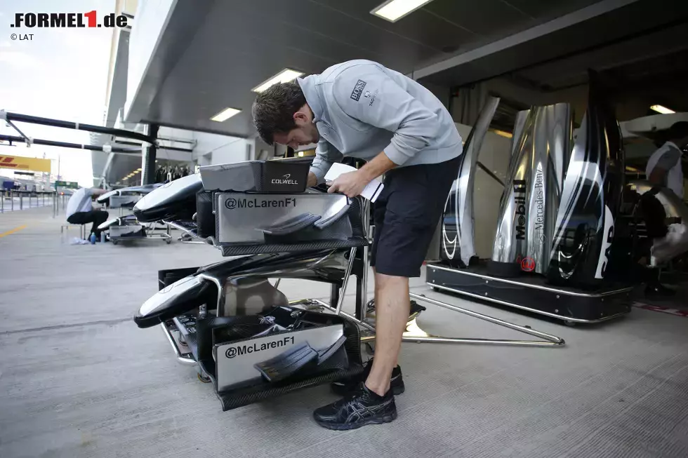 Foto zur News: McLaren-Mechaniker bei der Arbeit