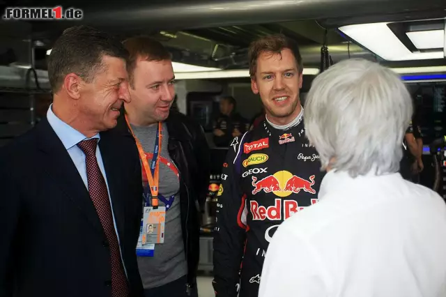 Foto zur News: Sebastian Vettel und Bernie Ecclestone begrüßen die Gastegeber