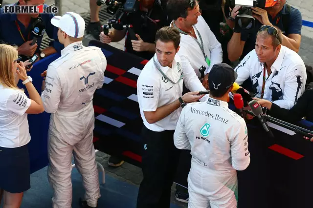 Foto zur News: Valtteri Bottas und Lewis Hamilton