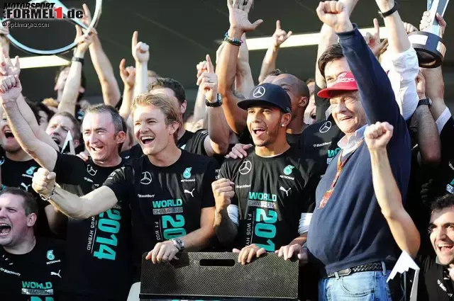 Foto zur News: Nico Rosberg, Lewis Hamilton, Toto Wolff, Niki Lauda (Mercedes AMG Petronas Formula One Team)