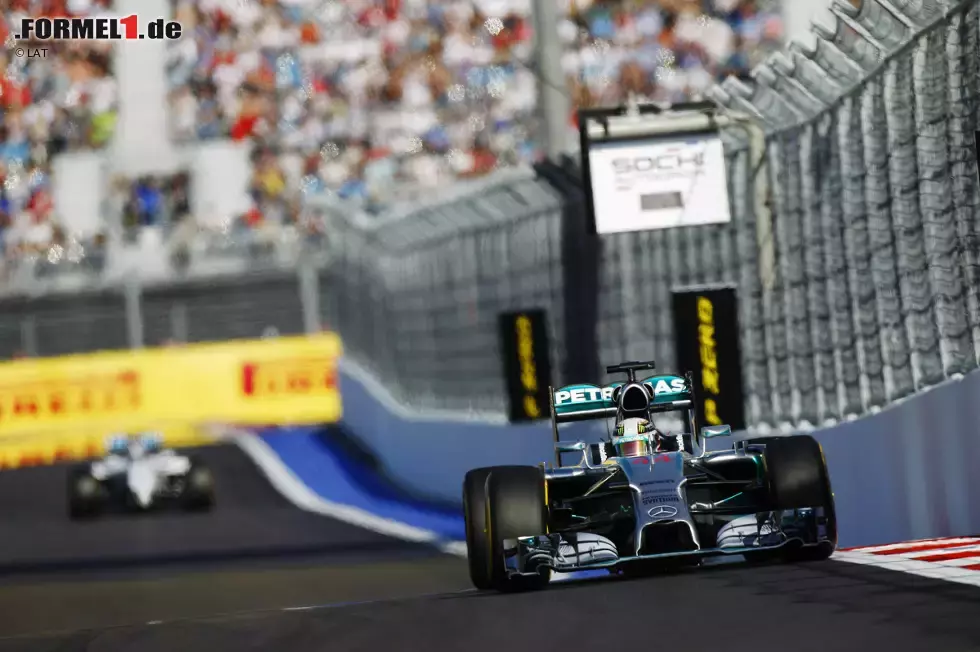 Foto zur News: Lewis Hamilton (Mercedes) und Valtteri Bottas (Williams)