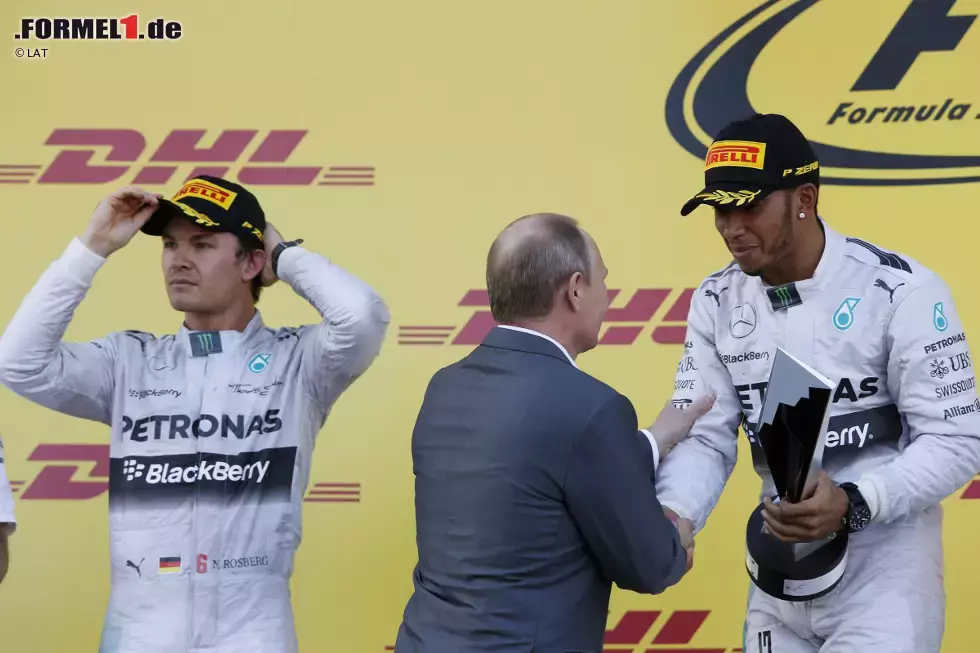 Foto zur News: Wladimir Putin gratuliert Rennsieger Lewis Hamilton (Mercedes)