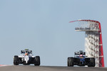 Foto zur News: Jenson Button (McLaren) und Felipe Nasr (Carlin)