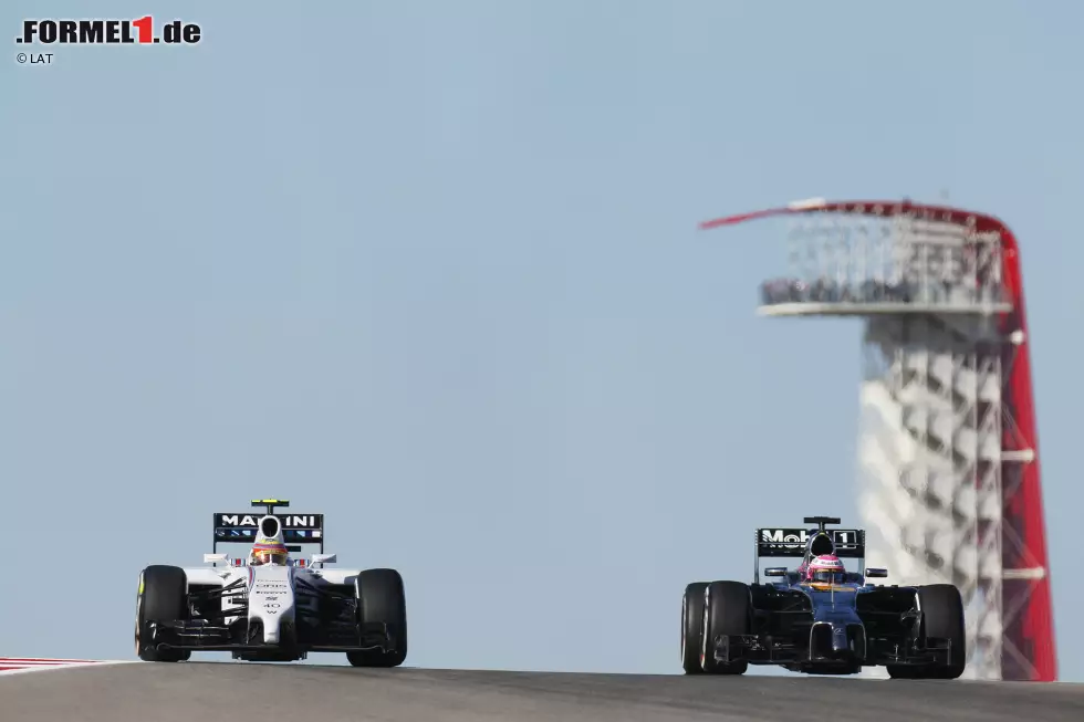 Foto zur News: Jenson Button (McLaren) und Felipe Nasr (Carlin)