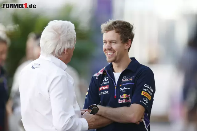 Foto zur News: Charlie Whiting und Sebastian Vettel (Infiniti Red Bull Racing)