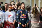 Foto zur News: Fernando Alonso (Ferrari) und Daniel Ricciardo (Red Bull)