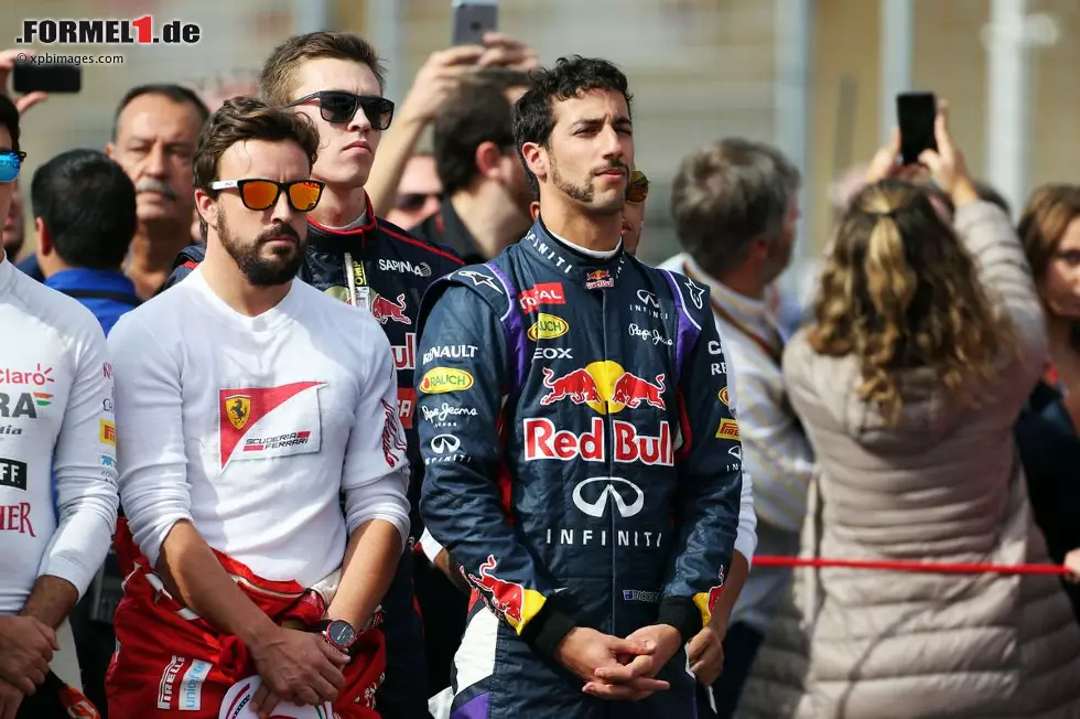 Foto zur News: Fernando Alonso (Ferrari) und Daniel Ricciardo (Red Bull)