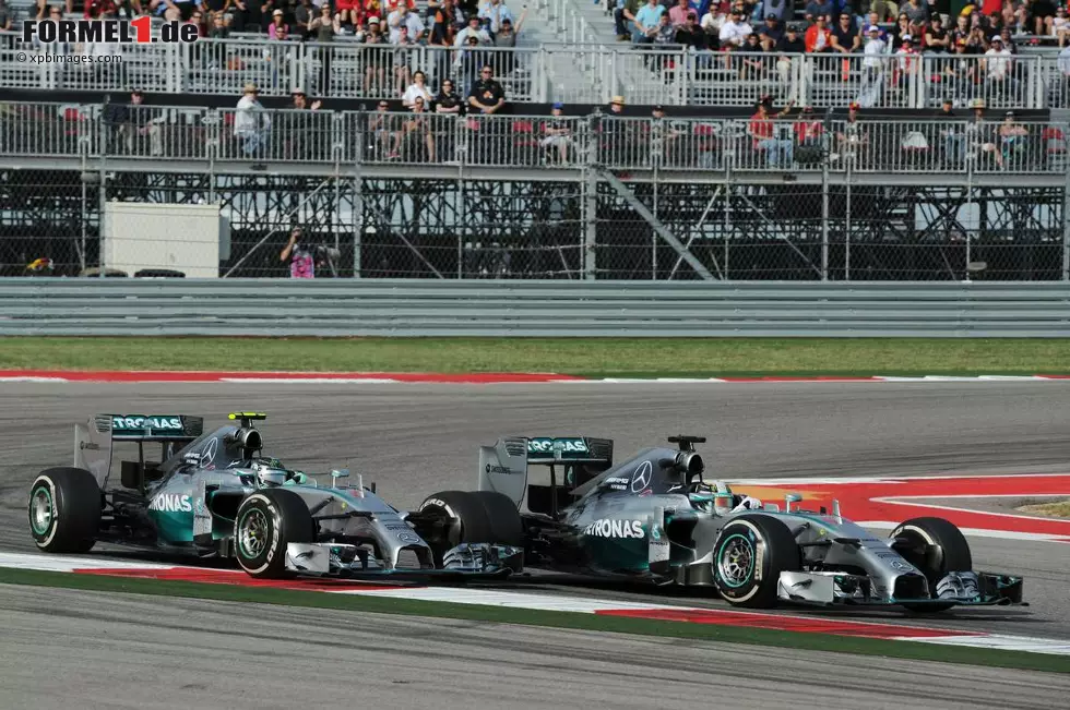 Foto zur News: Lewis Hamilton (Mercedes) gehgt an  Nico Rosberg (Mercedes) vorbei