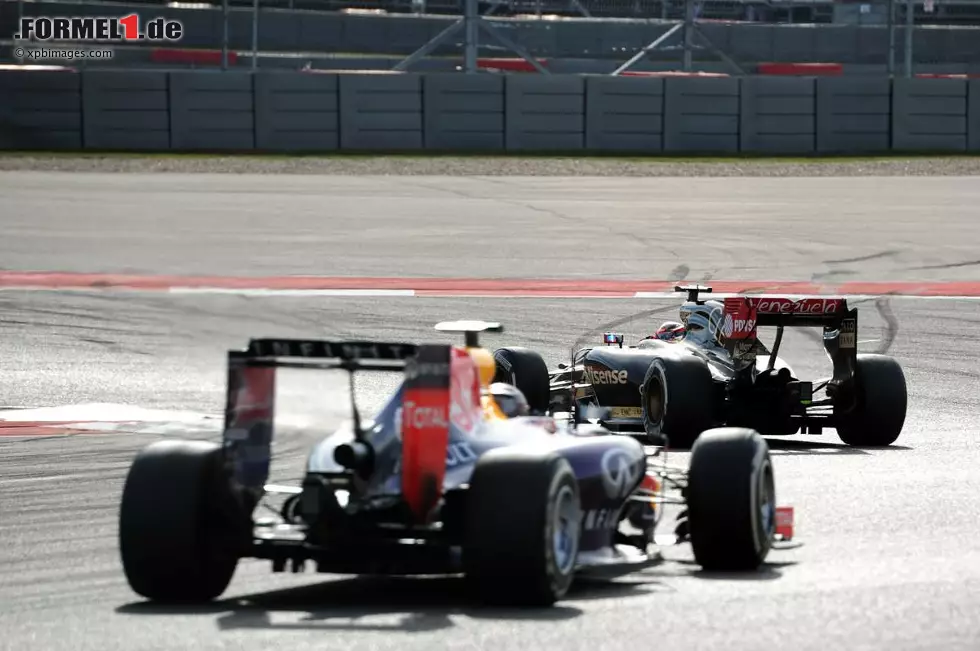 Foto zur News: Romain Grosjean (Lotus) und Sebastian Vettel (Red Bull)