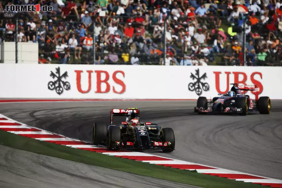 Foto zur News: Pastor Maldonado (Lotus) und Jean-Eric Vergne (Toro Rosso)