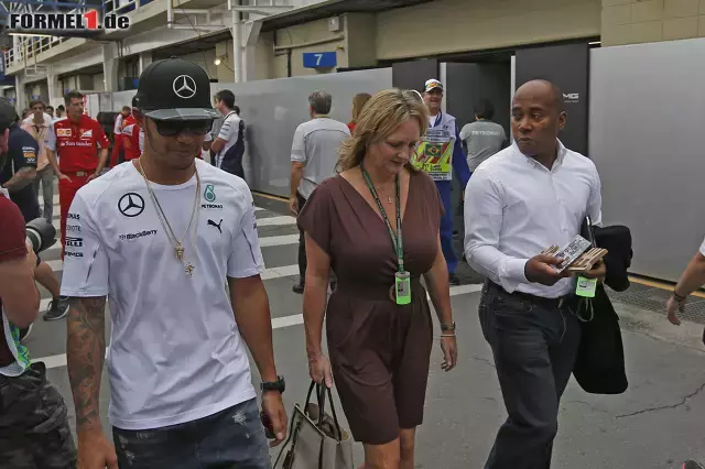 Foto zur News: Lewis Hamilton (Mercedes AMG Petronas Formula One Team) mit Vater Anthony Hamilton und Stiefmutter Linda