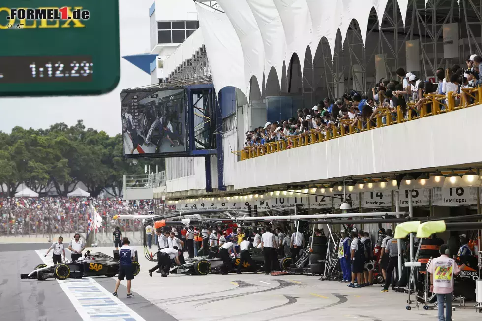 Foto zur News: Jenson Button (McLaren) und Kevin Magnussen (McLaren)