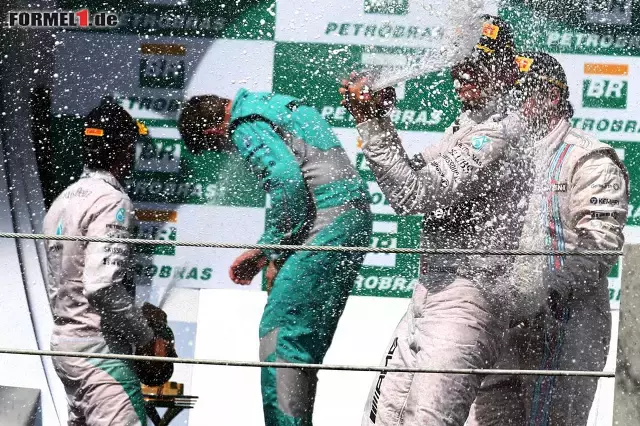 Foto zur News: Nico Rosberg und Lewis Hamilton (Mercedes AMG Petronas Formula One Team) und Felipe Massa