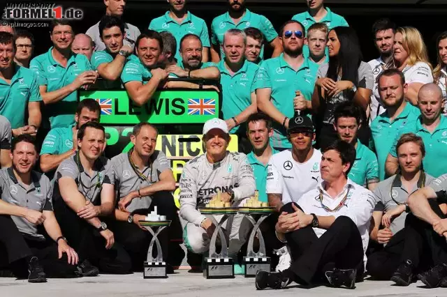 Foto zur News: Nico Rosberg und Lewis Hamilton (Mercedes AMG Petronas Formula One Team)