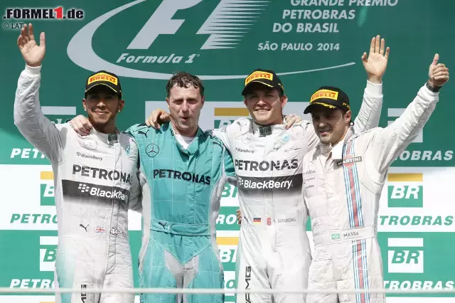 Foto zur News: Nico Rosberg und Lewis Hamilton (Mercedes AMG Petronas Formula One Team) und Felipe Massa