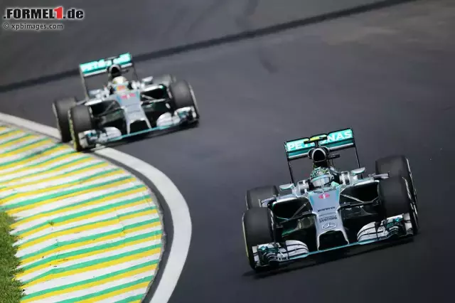 Foto zur News: Nico Rosberg und Lewis Hamilton (Mercedes AMG Petronas Formula One Team)