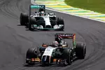 Foto zur News: Nico Hülkenberg (Force India) und Lewis Hamilton (Mercedes)