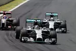 Foto zur News: Nico Rosberg (Mercedes), Lewis Hamilton (Mercedes) und Romain Grosjean (Lotus)