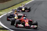 Foto zur News: Fernando Alonso (Ferrari), Sebastian Vettel (Red Bull) und Daniel Ricciardo (Red Bull)